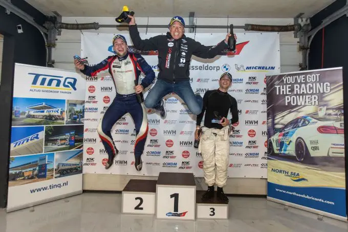 bmw racing cup race 2 winnaar tom coronel en jules grouwels 2e zijn blij zion geeratz 3e kijkt toe 210921