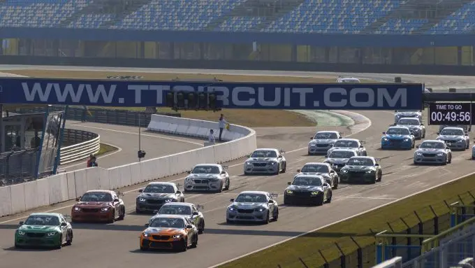 bmw racing cup start van de tweede zonnige bmw racing cup wedstrijd op assen 220322