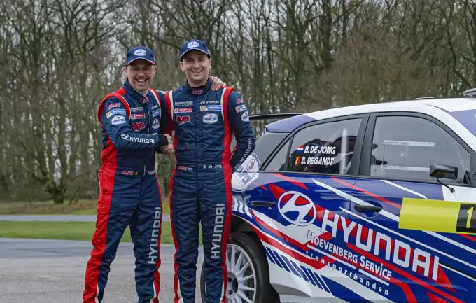 bob de jong rallying bjorn degandt links en bob de jong komen aan de start van de vechtdal rally 200914