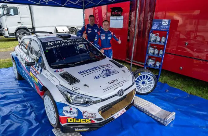 bob de jong rallying hyundai equipe bob de jong rechts en erik de wild kijken vol vertrouwen uit naar de gtc rally 230629