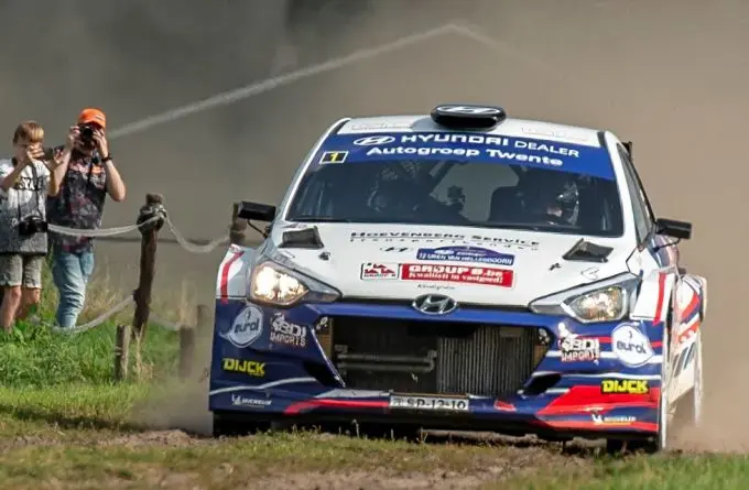 bob de jong rallying met de hyundai i20 r5 willen bob de jong en bjorn degandt nog een keer samen zegevieren in de ele rally 210930 1