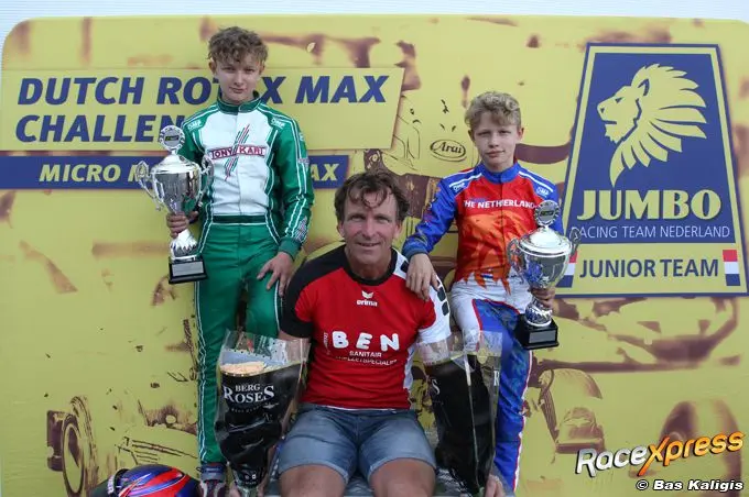 broertjes ralph en mika van de pavert met vader ben op podium id0g7407