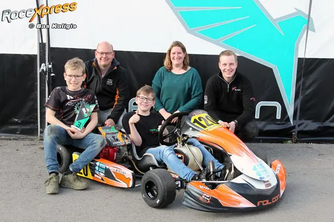 bruce in kart en vince ouwens links met beker en familie en monteur mgm9684