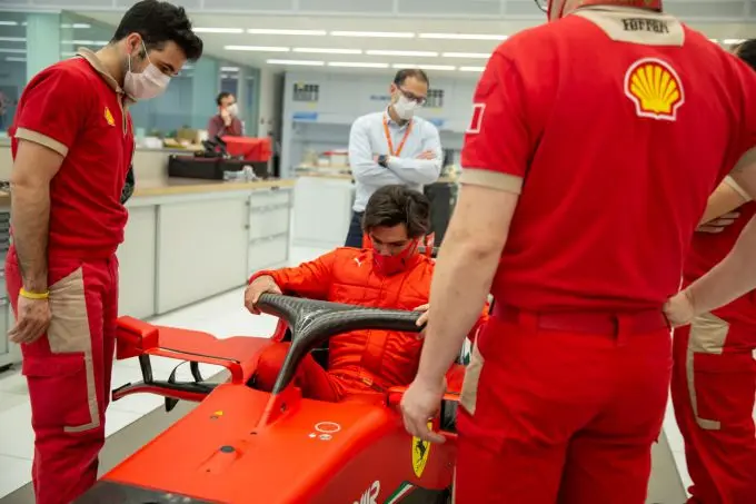 carlos sains jr stoeltje passen ferrar 200079 f1 carlos sain