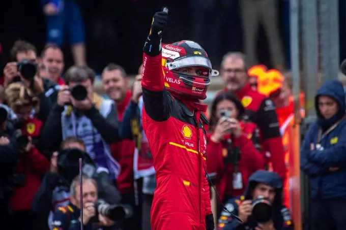 carlos sainz glorieus winnaar 220048 scuderia ferrari british gp quali