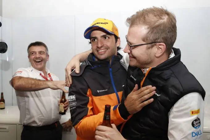 carlos sainz jr en andreas seidl team principal mclaren size medium aae1373173608fbfe1021c2831185008ffb213cca5e6bc95f39fd443