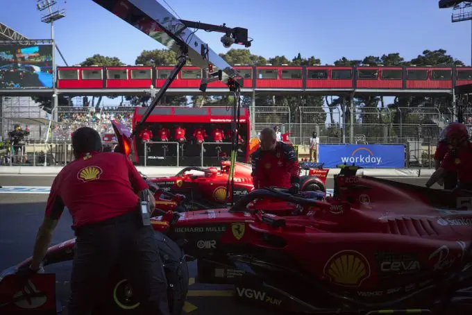 carlos sainz pit ferrari