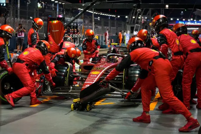 carlos sainz pitstop singapore