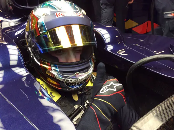 carlos sainz thumps up rx