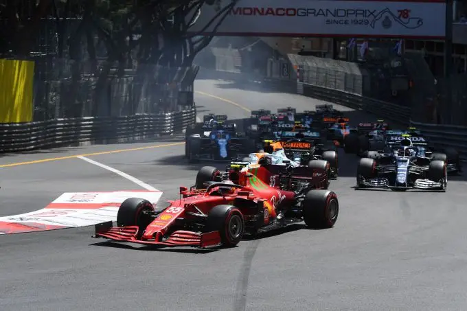 carlos sainz voorop en p2 21073 scuderia ferrari monaco gp debrief
