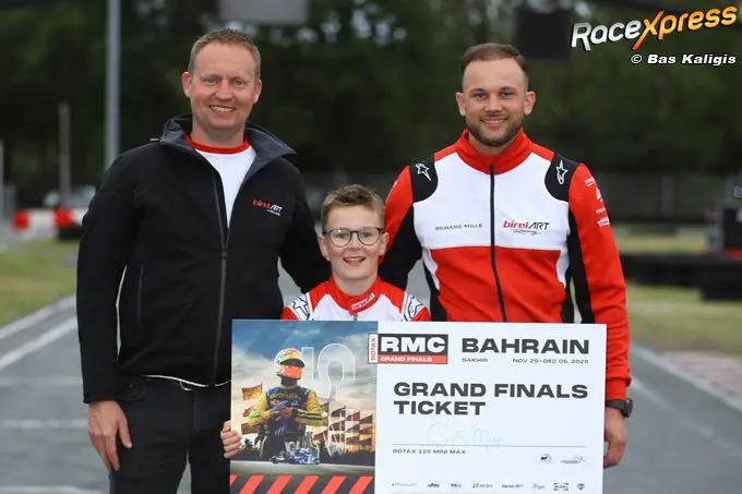cees muys wint wk ticket voor bahrein hier geflankeerd door vader jan en teambaas menno paauwe