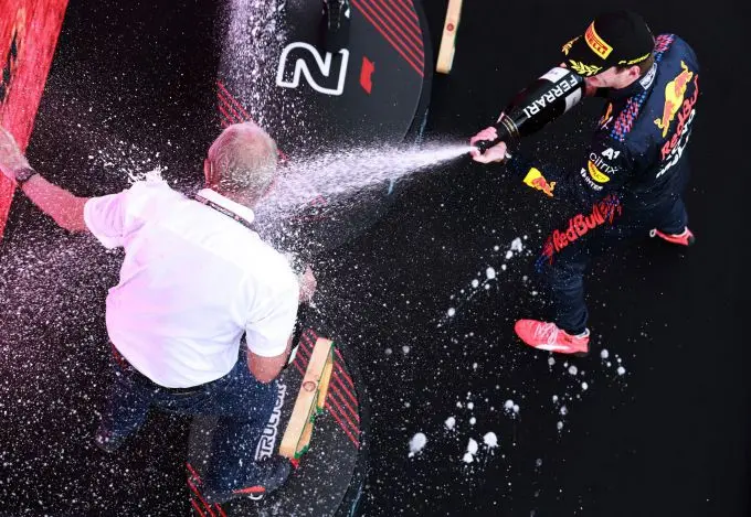champagnedouche voor helmut marko van max verstappen si202106270426 news