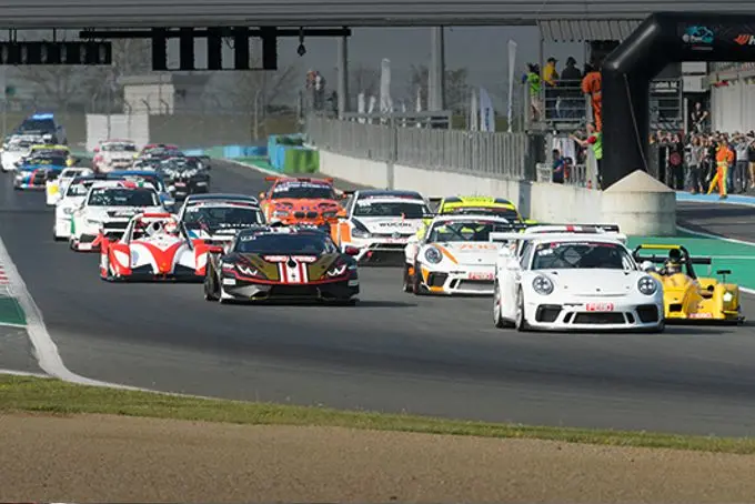 coureurs supercar challenge genieten van spannende races op circuit magny cours