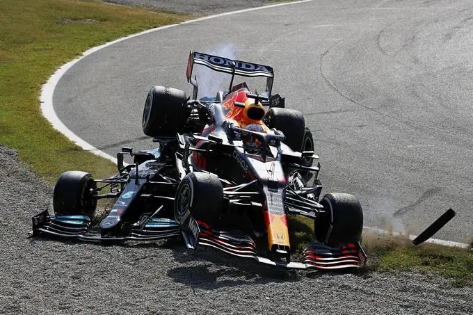 crash max verstappen en lewis hamilton rx m281066