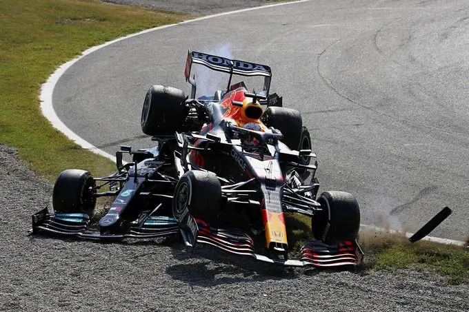 crash max verstappen en lewis hamilton rx m281066
