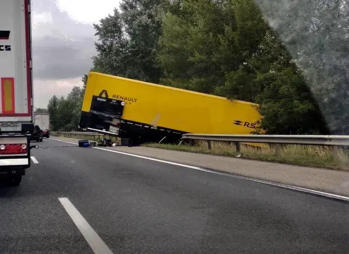 crassh renault truck