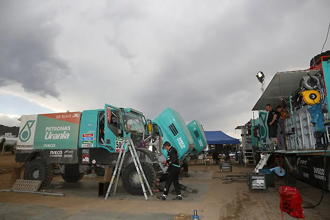dakar de rooy iveco service bivak racexppress 680