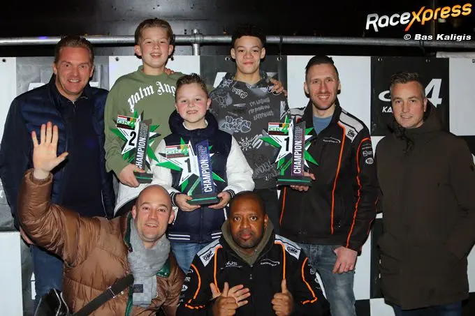 dani boers 2e van links boven en djamairo hoft 3e van links boven gehuldigd voor prestaties bij nk karting