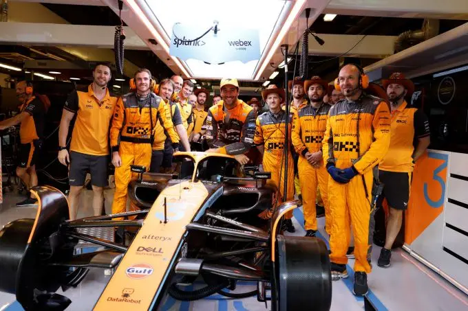 daniel ricciardo en crew 2022abudhabigrandprixsundaygp2222 070937 67a6398