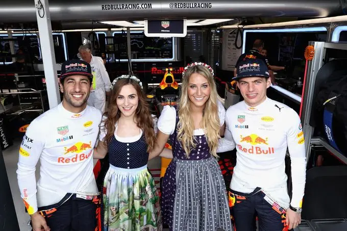 daniel ricciardo en max verstappen en tiroler babes