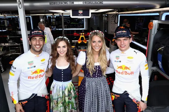 daniel ricciardo en max verstappen en tiroler babes