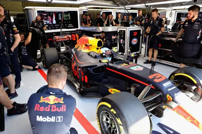 daniel ricciardo rb13 pitbox