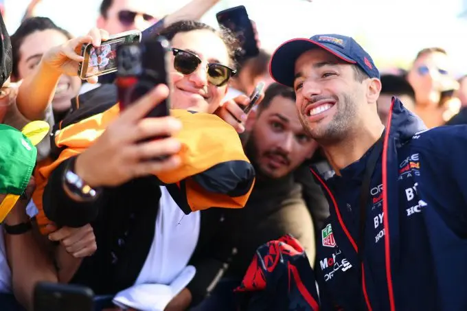daniel ricciardo red bull 2023 selfie met fan si202304020021