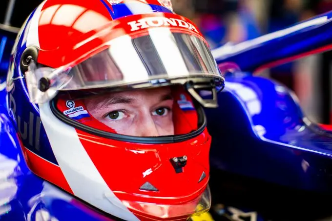 daniil kvyatt portret met rode helmap 1z9w6481s2111 news
