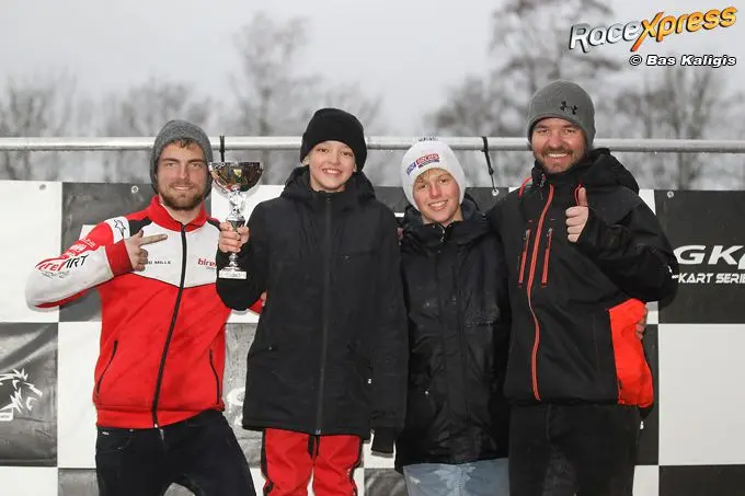 devon en de crew van jd motorsport op podium