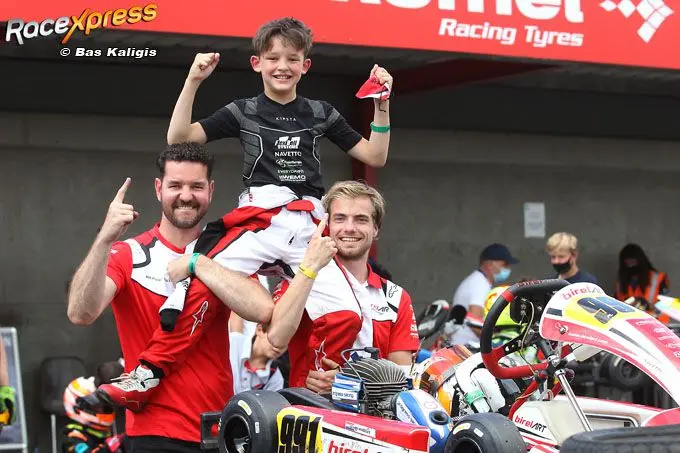 devon hagelen gaat op de schouders na behalen wk ticket