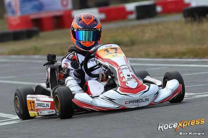 devyan roest juichend over de finish c01 6580