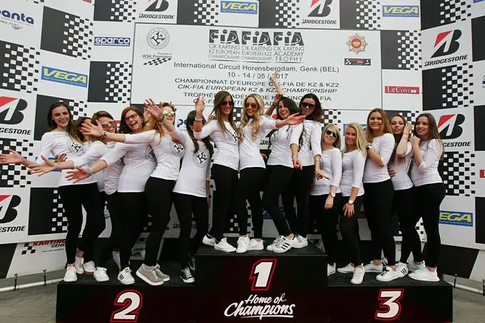 dringen geblazen op het podium nr3z6201 a