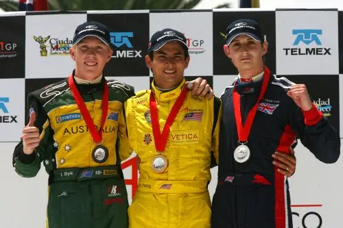 dyk op podium