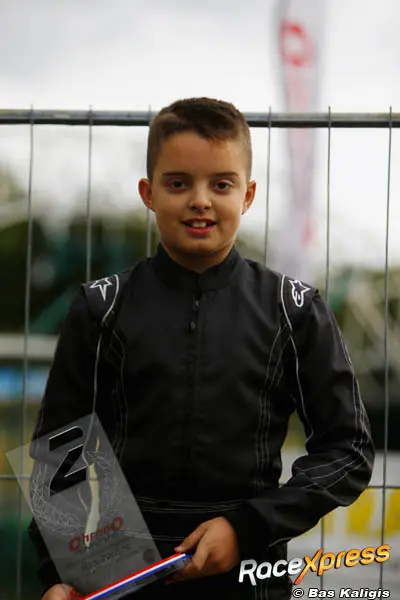 dylan buys portret podium kart 6o9682a copy