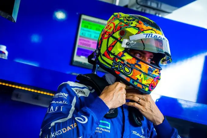 edoardo mortara maserati met helm b002602a a00f 86ef 185e d243fd683beb