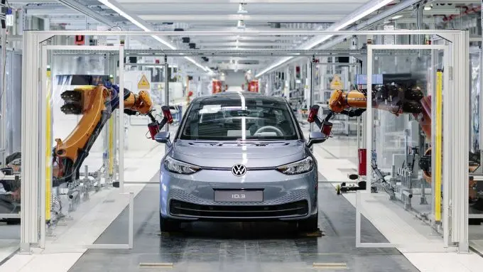 eerste id3 rolt van band in grootste e fabriek van europa