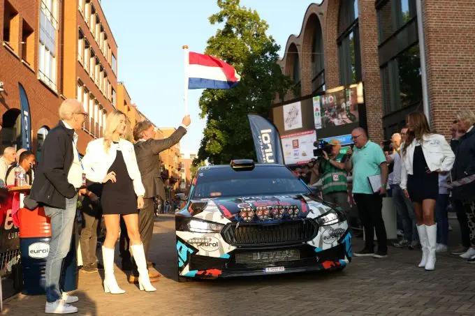 ehr24 pb011 de winnaar van vorig jaar bernhard ten brinke wordt als eerste deelnemer weggevlagd door de burgemeester van hellendoorn 240920