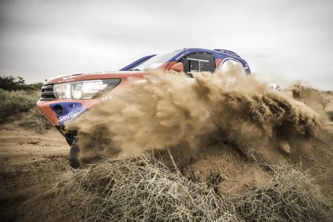 erik van loon ploegt door het zand