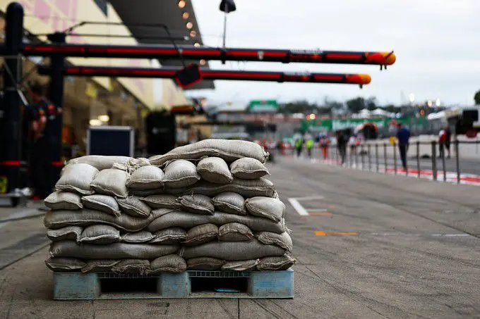 f1 suzuka habidis tyfoon zandzakken voor de deur