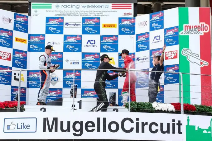 f4 3 00 podium 303 4k