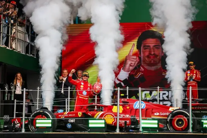 ferrari carlos sainz winnaar podium bron ferrari media center 241028 r20 messico dp av3 1757 b8b39e14 0146 474b b227 eba898a11736