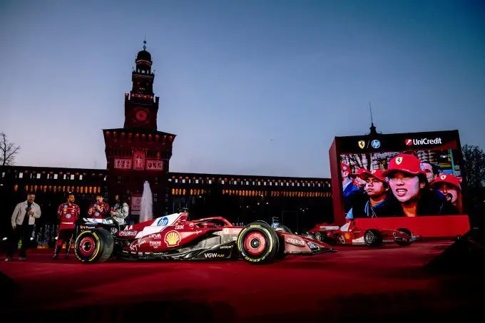 ferrari presentatie duomo milaan 70e38bd8 4a6c 4b0c b364 98b6333a8457