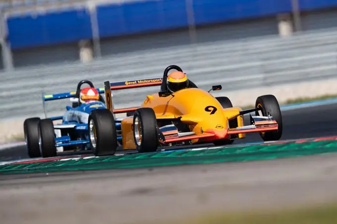 ff ralf goral in zijn gele formule opel 9