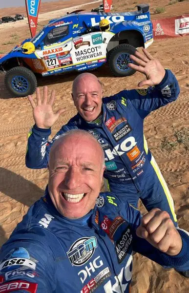 finish stage 10 selfie tom en tim coronel dakar 1