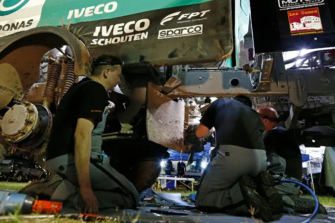 gerard de rooy reparatie truck dakar rx 680
