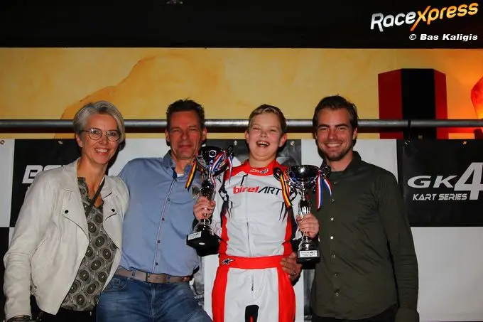 giel huntink kampioen hier met links zijn ouders en rechts teambaas jeffrey van diggele ge3g4622a