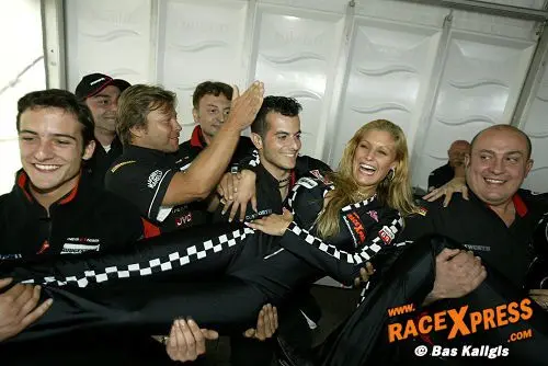 grid girl wordt op handen gedragen