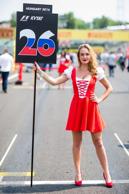 grid girls hungarije danill kvyat