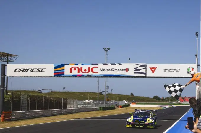 gt europe sprint cup race misano nr46 rossi winnaar finishvlag