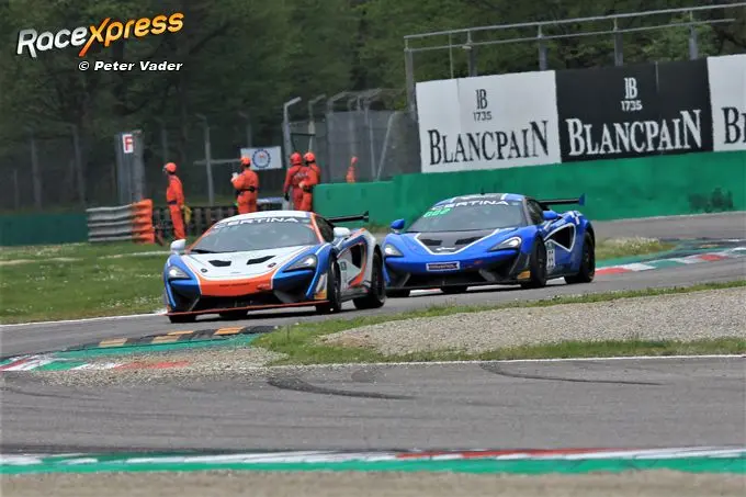 gt4 mclaren duo vooraan img 4111 logo